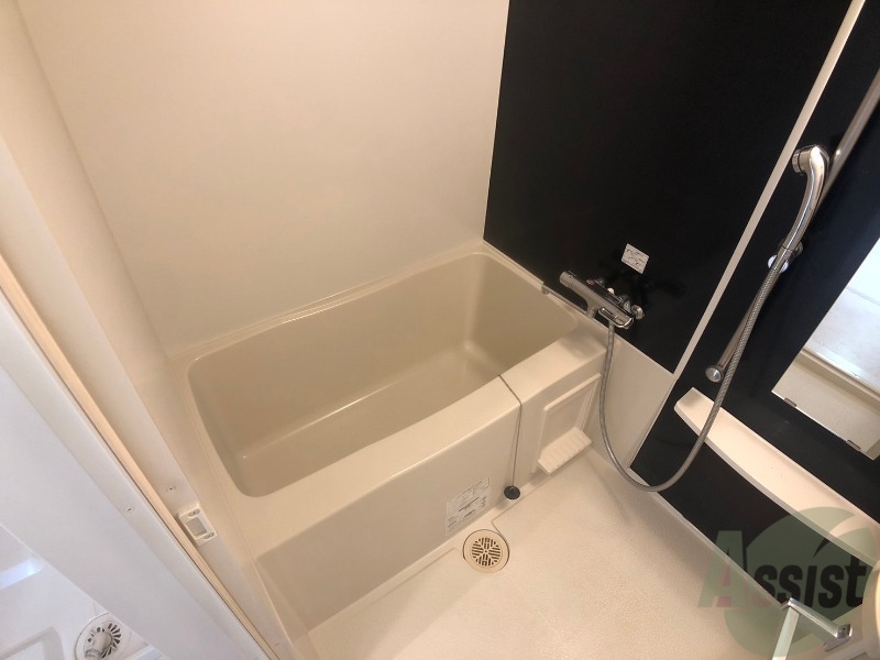 バス・シャワールーム　広々したお風呂で快適にくつろげそうです。