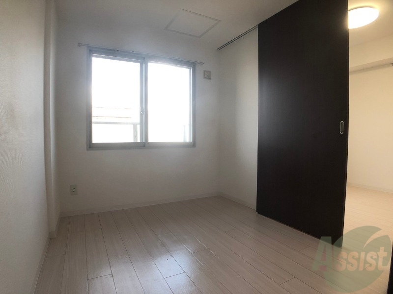 その他部屋・スペース　寝室はこちらです。光が差し込む、温かみのあるお部屋です。