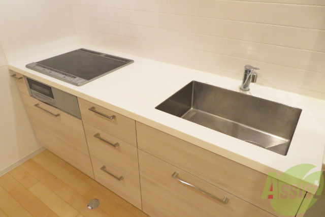 キッチン　キッチンはオシャレな作りで流しも大きめです。