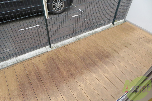 バルコニー　ウッドデッキです。ここに椅子を置いても良さそうですね。