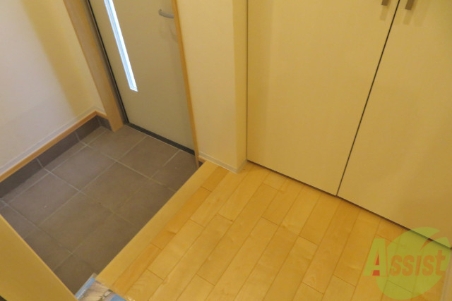 玄関　玄関は広めで靴もしっかり置けそうですね～～。