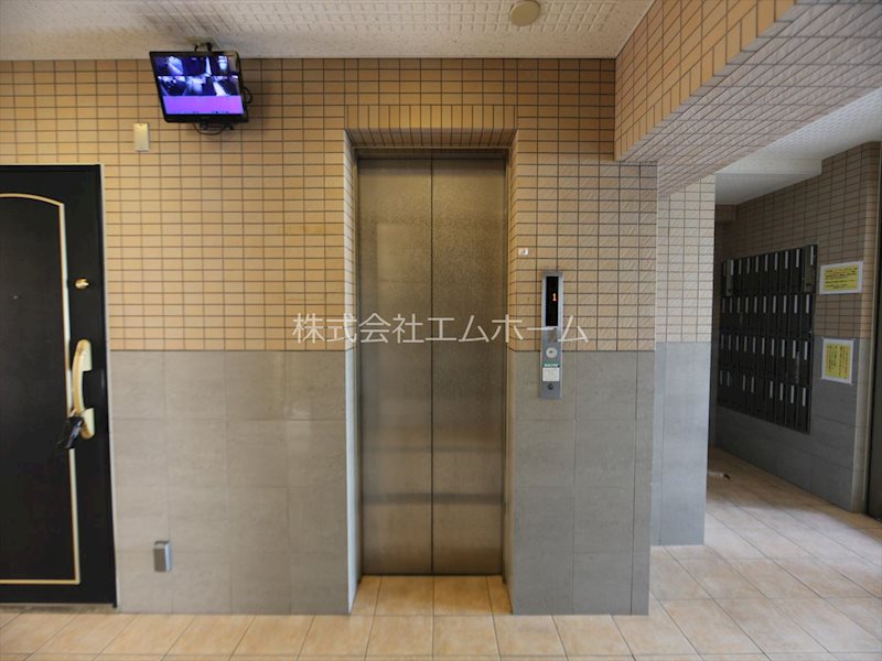 エントランス　エレベーター　　防犯カメラ　オートロック有
