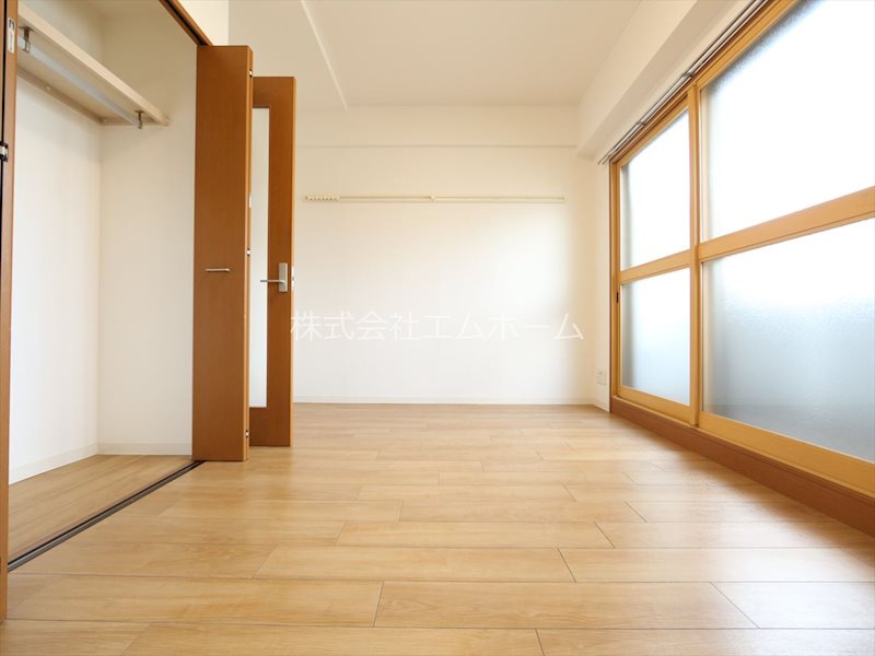 バルコニー　洋室8.1帖　クローゼット付（収納充実してます）エアコン付き