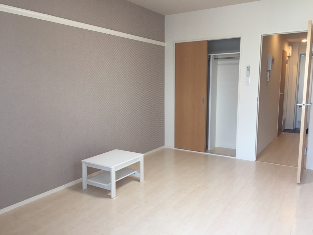 居室・リビング　ベランダ側からの写真　居室証明はLEDです。