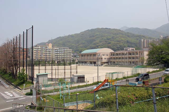 中学校　北九州市立黒崎中学校（中学校）まで448m