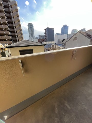 バルコニー　暖かな日差しのふりそそぐバルコニー