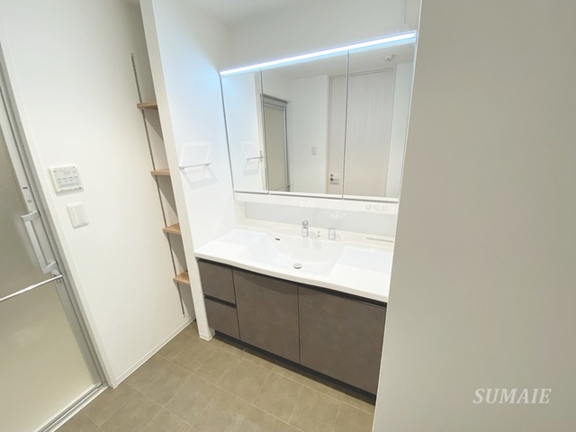 洗面設備　大型独立洗面台です☆