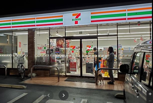 コンビニ　セブンイレブン（コンビニ）まで550m