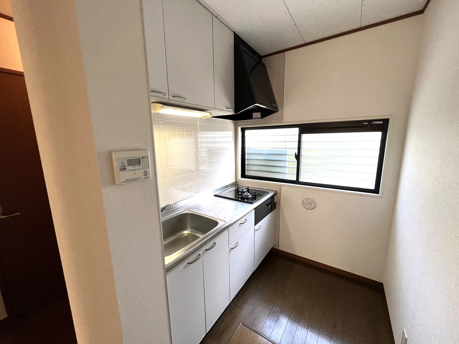 キッチン　吊り収納付きでキッチン周りもスッキリ！