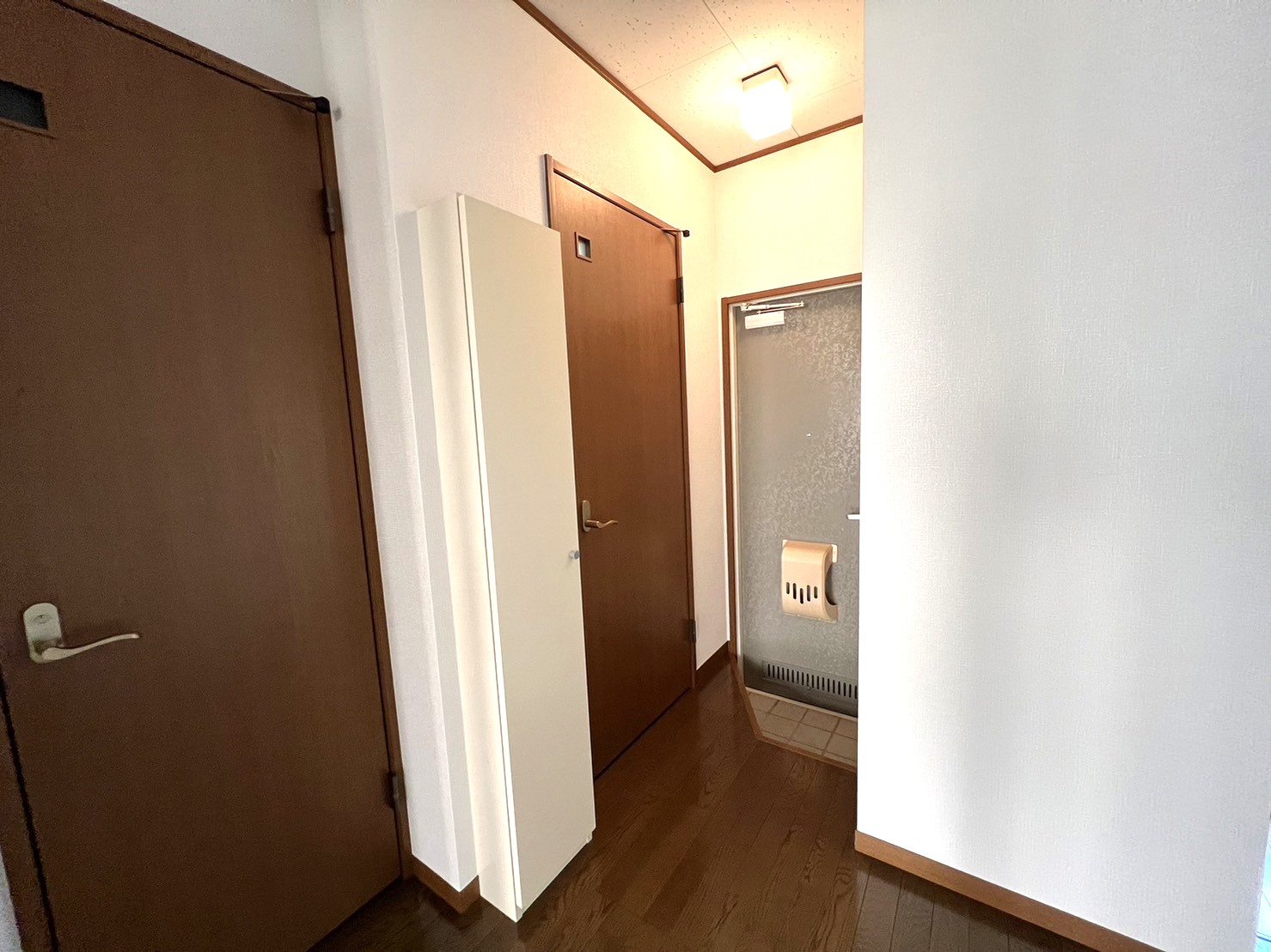 玄関　薄型下駄箱あります