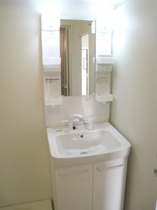 洗面設備　朝の支度にも助かる、独立の洗髪洗面化粧台