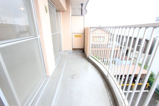 バルコニー　外からの目が気にならないバルコニーで洗濯物が干せます