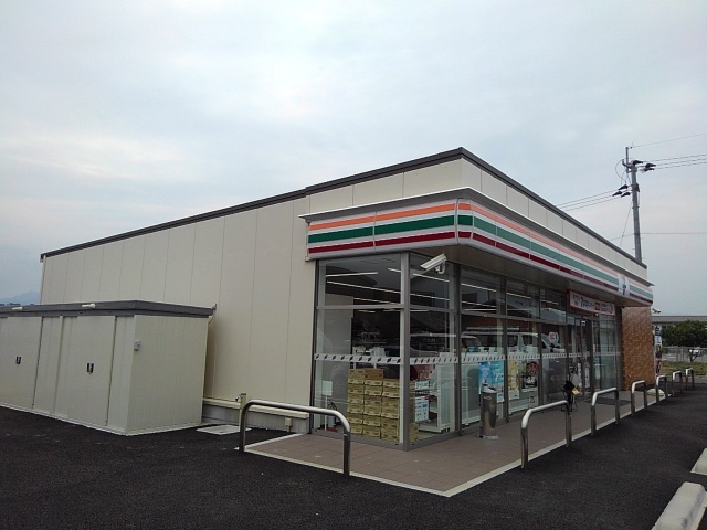 コンビニ　セブンイレブン西都岡富店（コンビニ）まで700m