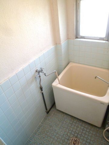 バス・シャワールーム　バスルームです