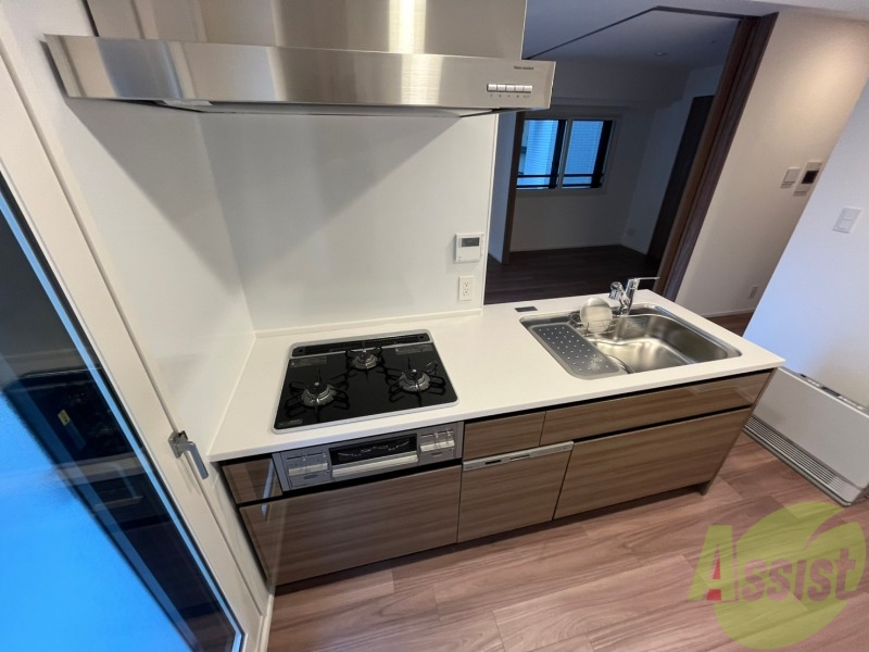 キッチン　キッチン周りは意外と物が多いので棚があるといいですね。