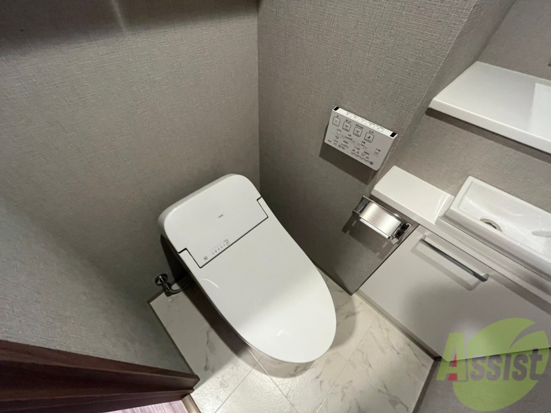 トイレ　トイレです。ユニットバスになってますのでコンパクト。