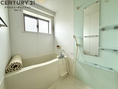 バス・シャワールーム　浴室に窓があり換気良好