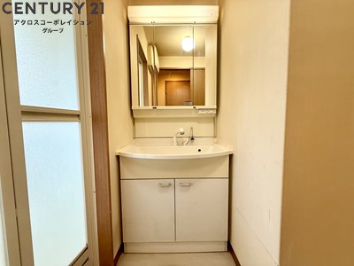 洗面設備　2面鏡の独立洗面台です