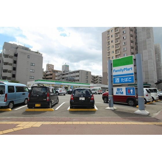 コンビニ　ファミリーマート泉中央駅前店（コンビニ）まで463m