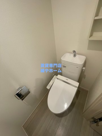 トイレ　落ち着いた色調のトイレです