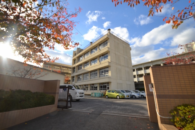 小学校　温品小学校（小学校）まで636m