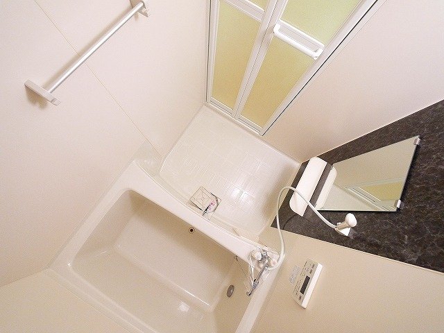 バス・シャワールーム　アクセントパネルがおしゃれな浴室