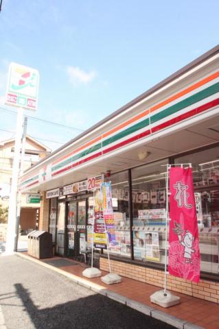 コンビニ　セブンイレブン（コンビニ）まで619m