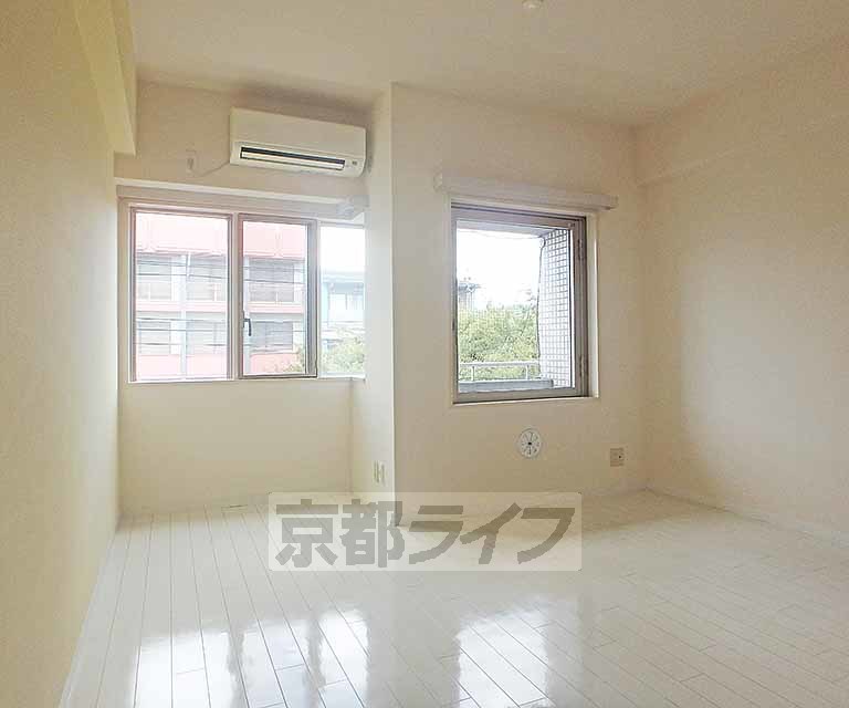 居室・リビング　白基調のキレイなお部屋です。