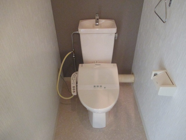 トイレ　トイレには快適な温水洗浄便座付です