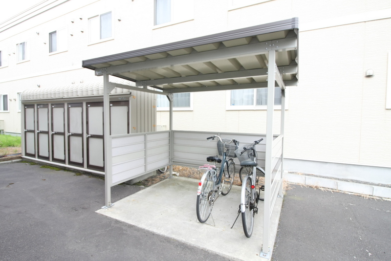その他共有部分　嬉しい屋根付き駐輪場も完備です！