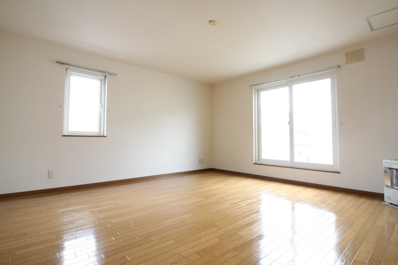 居室・リビング　明るい居間で気持ちまで明るくなりますね！