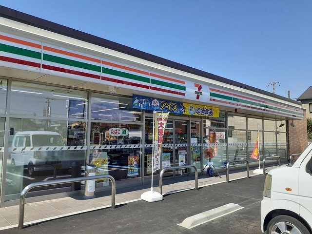 コンビニ　セブンイレブン四ヶ郷店様（コンビニ）まで550m