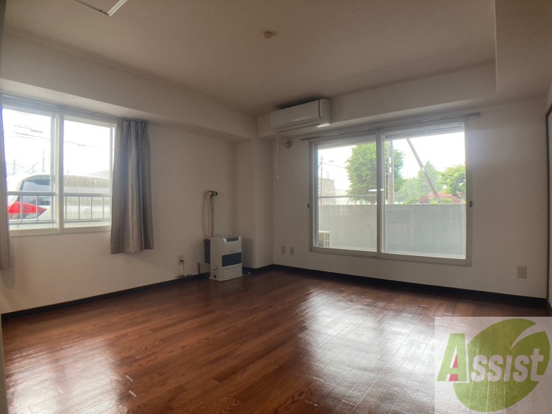 居室・リビング　リビングです。木目のフローリングが落ち着きますね。