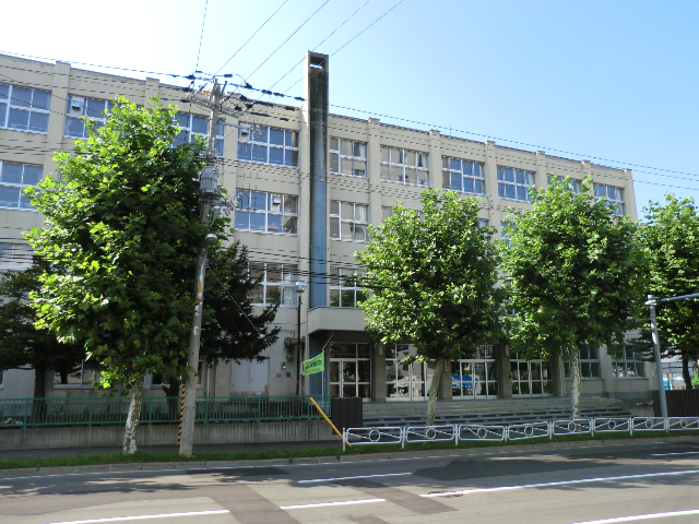 中学校　札幌市立八条中学校（中学校）まで794m