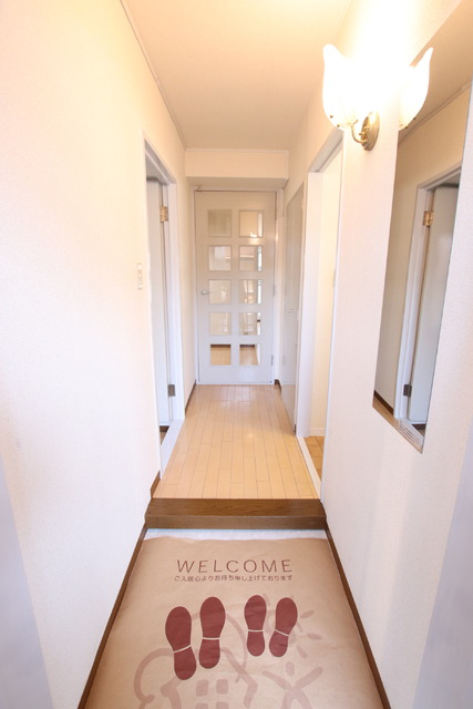 玄関　玄関に姿見ございます