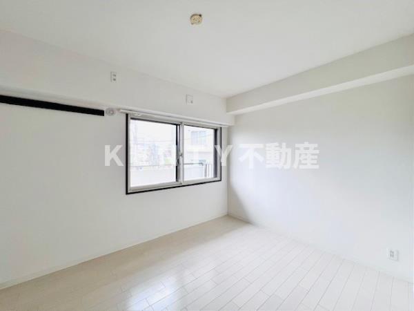 その他部屋・スペース　落ち着いた色調の寝室です