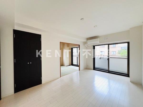 居室・リビング　こちらの居間で趣味の時間をお楽しみください