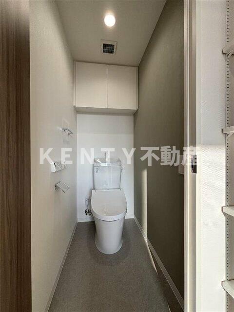 トイレ　落ち着いた色調のトイレです