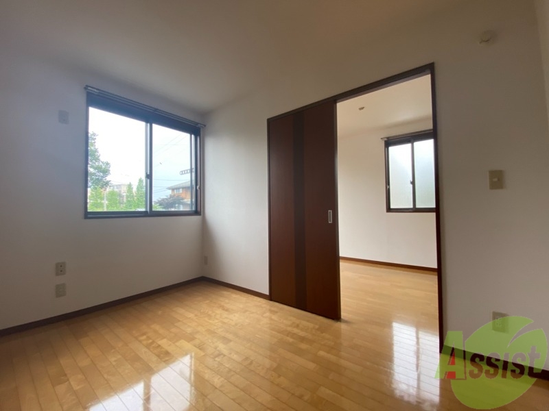 その他部屋・スペース　寝室は６帖の洋室を！窓が付いているので明るいですね！