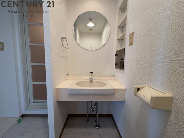 洗面設備　棚付きの洗面台