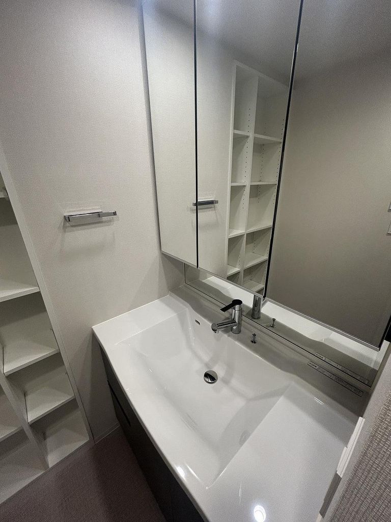 洗面設備　三面鏡裏面収納付き洗面化粧台