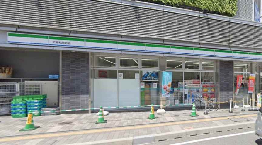 コンビニ　ファミリーマート（コンビニ）まで304m