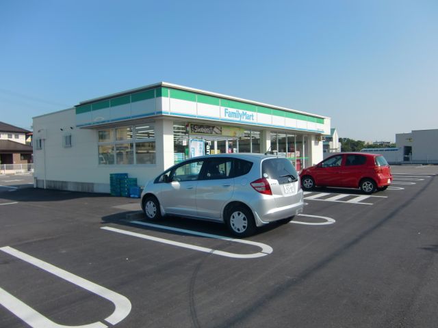 コンビニ　ファミリーマート（コンビニ）まで870m