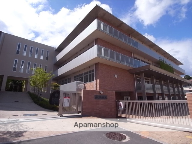 中学校　生駒市立生駒中学校（中学校）まで525m