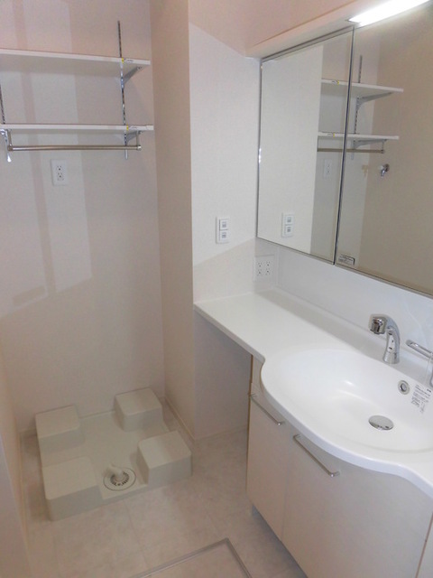 洗面設備　１０６　洗髪洗面化粧台・洗濯機置き場