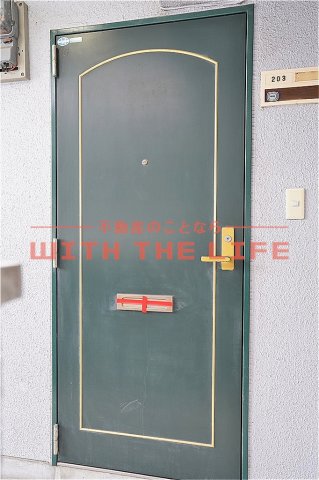 玄関　ゆったり過ごせる居間です