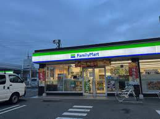 コンビニ　ファミリーマート瑠璃光町（コンビニ）まで300m