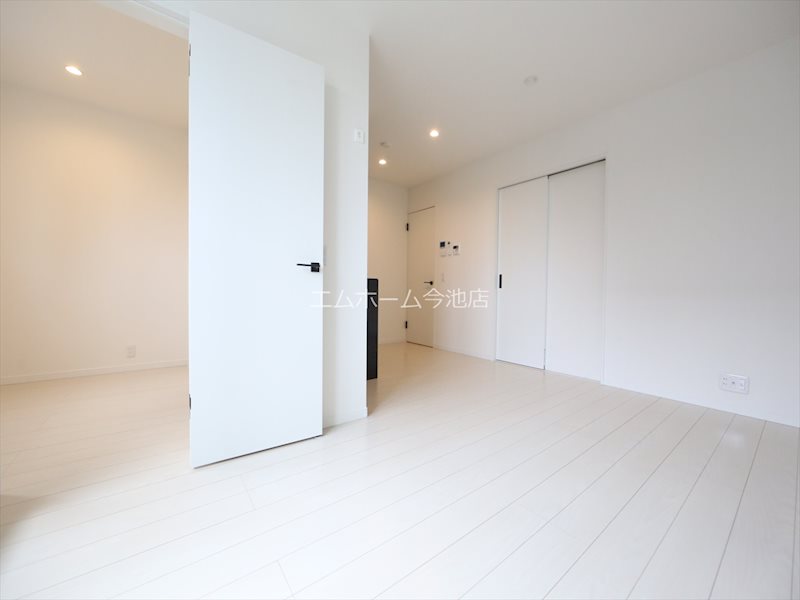 その他　LDK10.06帖　エアコン付　バルコニーに面しています