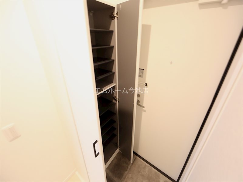 玄関　玄関（シューズボックス充実）