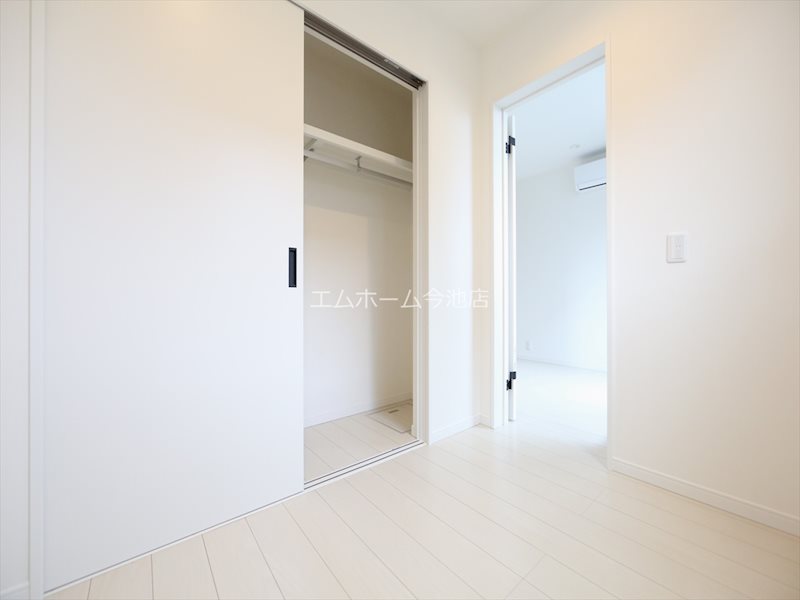 その他部屋・スペース　洋室3.0帖　窓付（換気良好）収納充実しています